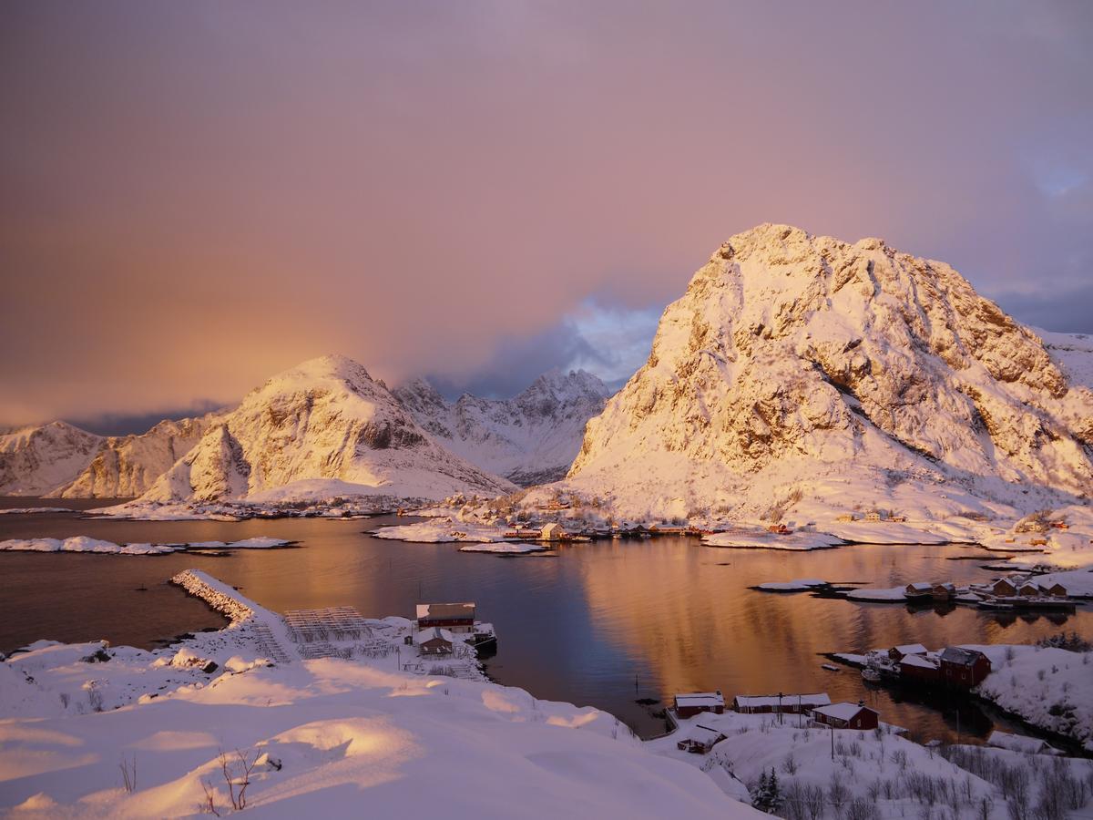 Lofoten Planet Basecamp Villa เซอร์วอเกน ภายนอก รูปภาพ